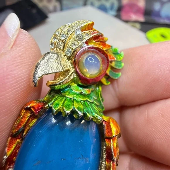 Vintage Cockatoo Brooch with Blue Gem signed ART - Picture 11 of 11